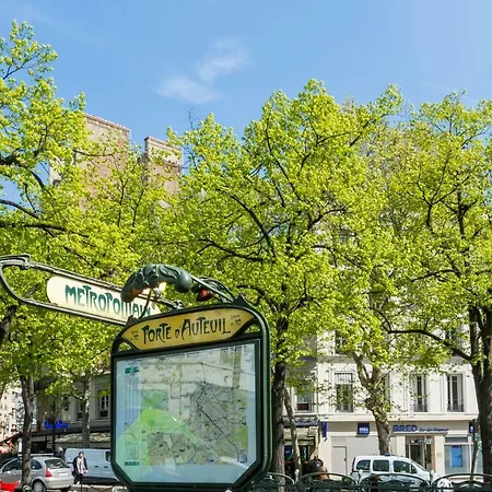 Veeve - A Reflective Light Paris